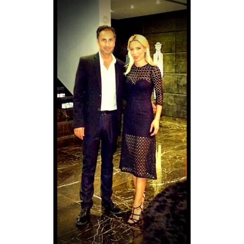 H αλά James Bond εμφάνιση του ζεύγους 