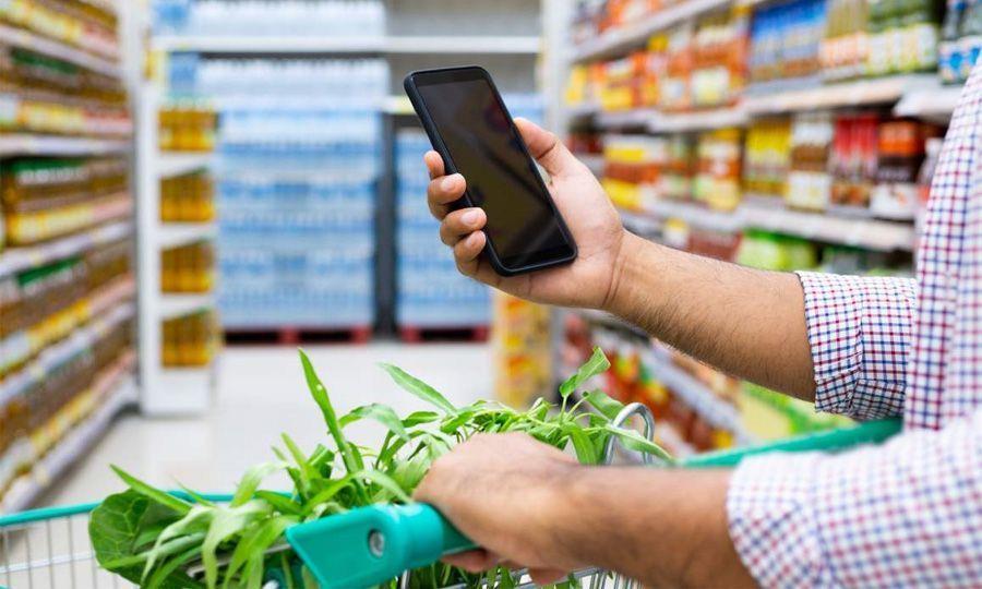 b_e_kalathi_shopper_with_phone