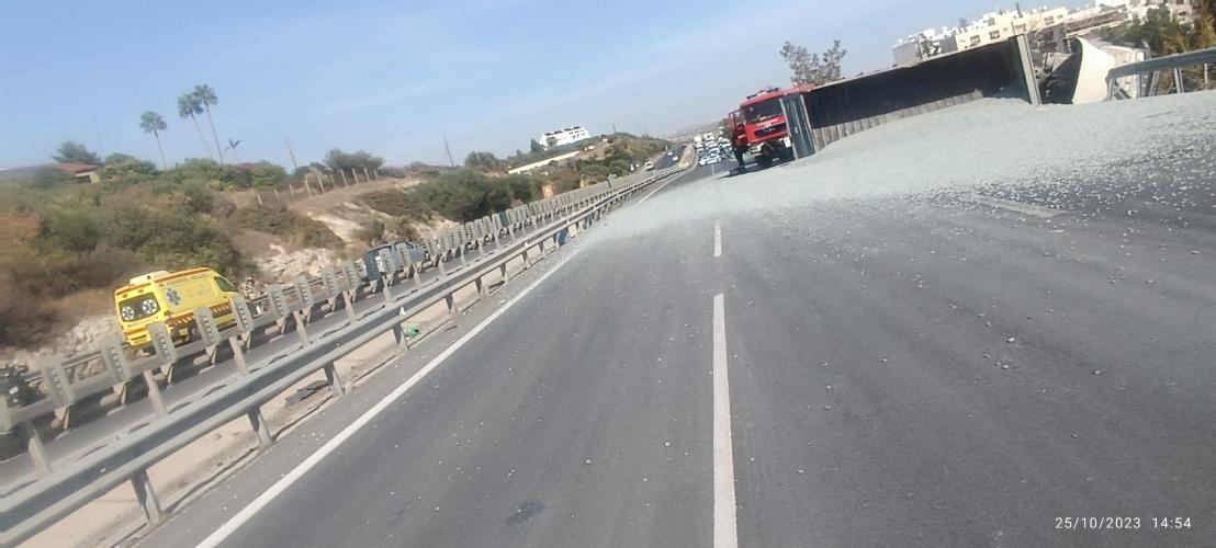 Ανατροπή-φορτηγού-Αυτοκινητόδρομος-παρά-Άγιο-Τύχωνα-25.10.2023-Φώτο-1