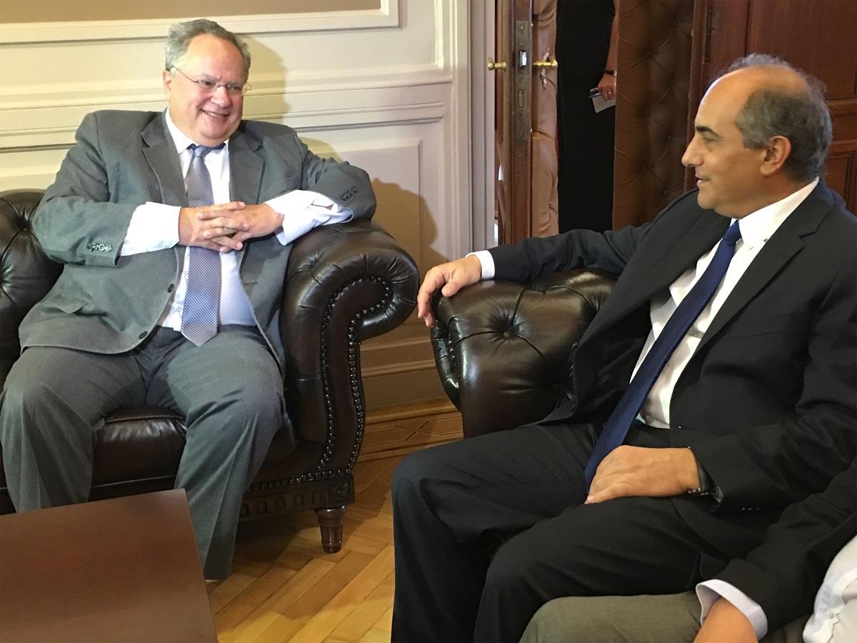 Την «ξεκάθαρη και τεκμηριωμένη» θέση ότι δεν ενδιαφέρει την Ελλάδα ο ρόλος της εγγυήτριας δύναμης σε μια μελλοντική λύση του Κυπριακού, μετέφερε την Τετάρτη στον Πρόεδρο της Βουλής, Δημήτρη Συλλούρη, ο Υπουργός Εξωτερικών Νίκος Κοτζιάς.