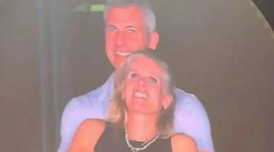 5265890841018049 couple-on-camera-at-coldplay-show