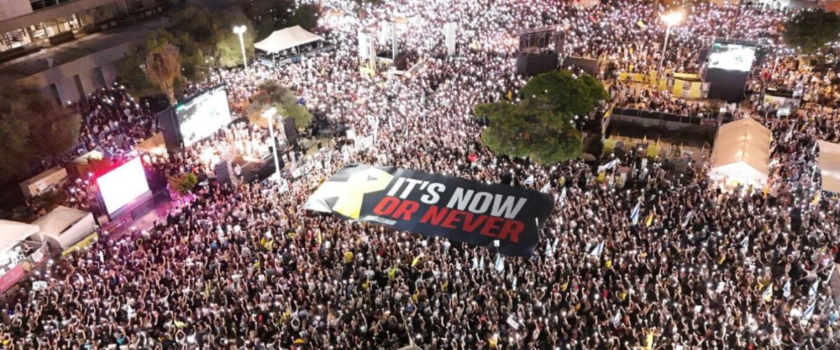 Με μια φωτογραφία από διαδήλωση στο Ισραήλ ο Τραμπ στέλνει μήνυμα για συμφωνία σε Νετανιάχου και Χαμάς-«Ή τώρα ή ποτέ»