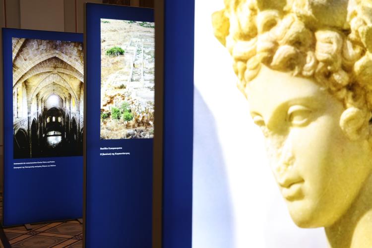 Παρουσιάστηκε στη Βιέννη η τριλογία της Άννας Μαραγκού «Περπατώντας το Βασίλειο της Σαλαμίνας» Παρουσιάστηκε στη Βιέννη η τριλογία της Άννας Μαραγκού «Περπατώντας το Βασίλειο της Σαλαμίνας»