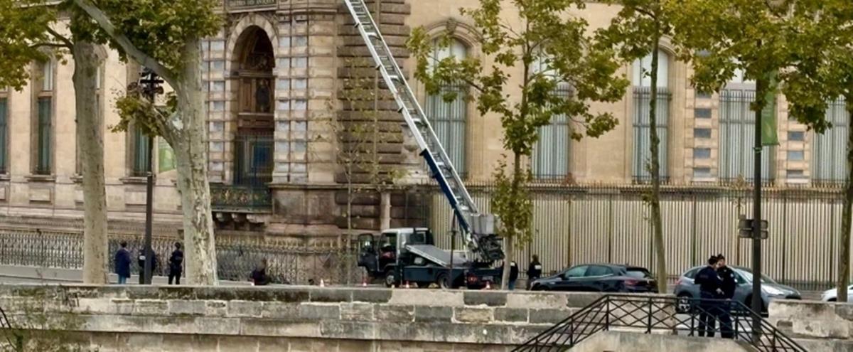 Η κλοπή του αιώνα-Πώς τέσσερις ληστές άρπαξαν σε επτά λεπτά κάποια από τα διασημότερα κοσμήματα στον κόσμο από το Λούβρο