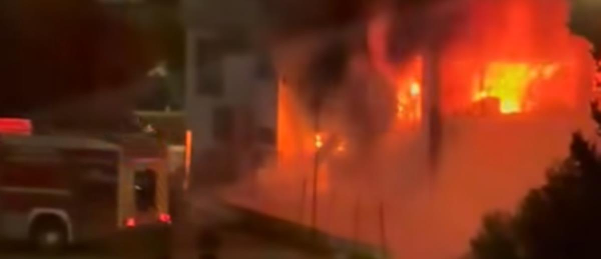 Από τον εξωτερικό χώρο του κτηρίου ξεκίνησε η φωτιά σε κατάστημα ηλεκτρικών ειδών-«Διερευνώνται όλα τα ενδεχόμενα» Από τον εξωτερικό χώρο του κτηρίου ξεκίνησε η φωτιά σε κατάστημα ηλεκτρικών ειδών-«Διερευνώνται όλα τα ενδεχόμενα»