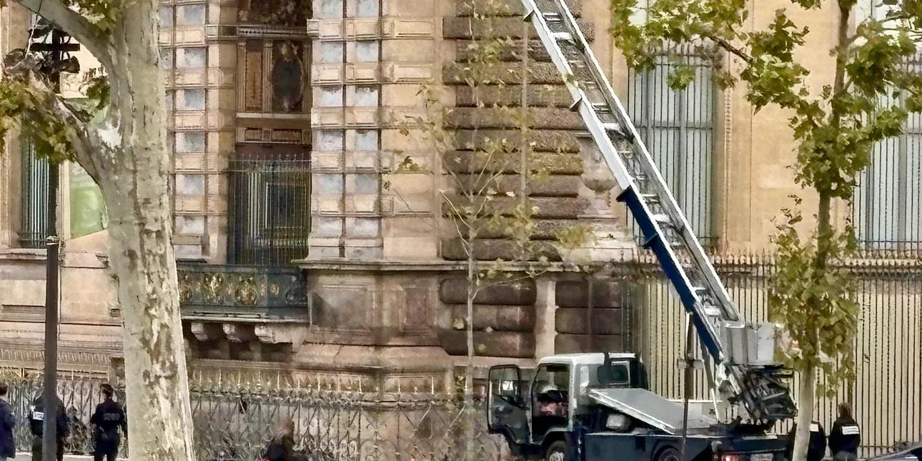 Με μια απλή ηλεκτρική σκάλα μετακόμισης λήστεψαν το Λούβρο-Τεράστια κενά φύλαξης στο μεγαλύτερο μουσείο του κόσμου Με μια απλή ηλεκτρική σκάλα μετακόμισης λήστεψαν το Λούβρο-Τεράστια κενά φύλαξης στο μεγαλύτερο μουσείο του κόσμου