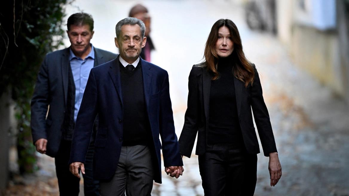Χέρι χέρι με την Κάρλα Μπρούνι και μέσα σε χειροκροτήματα πήρε τον δρόμο για τη φυλακή ο Σαρκοζί Χέρι χέρι με την Κάρλα Μπρούνι και μέσα σε χειροκροτήματα πήρε τον δρόμο για τη φυλακή ο Σαρκοζί