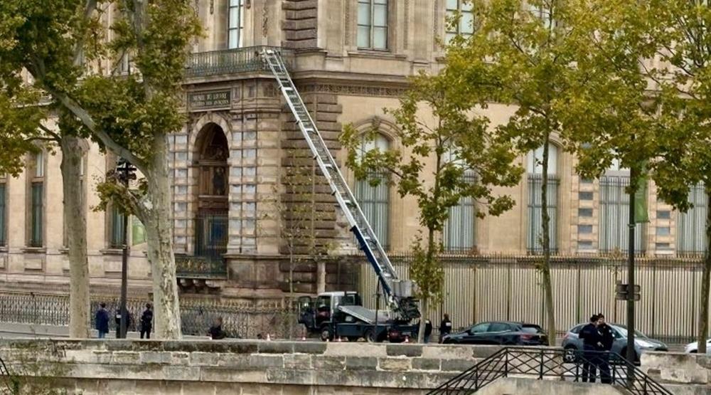 Όταν το έγκλημα συναντά το μάρκετινγκ-Η εταιρεία του γερανού που χρησιμοποιήθηκε στη ληστεία στο Λούβρο έκανε… διαφήμιση Όταν το έγκλημα συναντά το μάρκετινγκ-Η εταιρεία του γερανού που χρησιμοποιήθηκε στη ληστεία στο Λούβρο έκανε… διαφήμιση