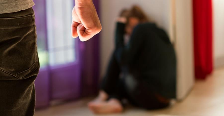 Έπαιζε θέατρο στους αστυνομικούς ο 50χρονος στο Κορωπί ενώ είχε φωτογραφία στο κινητό του με τη γυναίκα του χτυπημένη Έπαιζε θέατρο στους αστυνομικούς ο 50χρονος στο Κορωπί ενώ είχε φωτογραφία στο κινητό του με τη γυναίκα του χτυπημένη