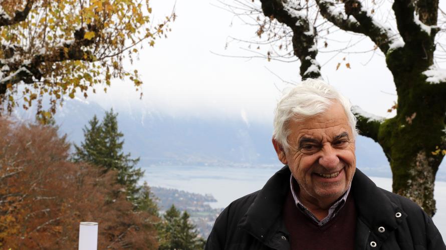 Ο Παύλος Μαμάσης, ιδιοκτήτης του εστιατορίου "Ο αχόρταγος αετός" κοντά στο ξενοδοχείο Λε Μιραντόρ όπου διεξάγονται οι συνομιλίες, μένει εδώ και 50 σχεδόν χρόνια στην Ελβετία