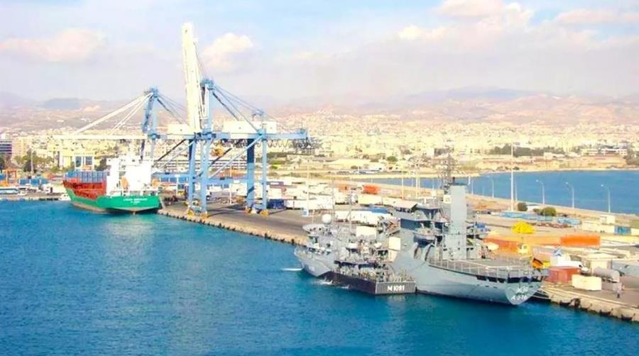 Πυρκαγιά σε εμπορικό πλοίο που μετέφερε σόγια στο Λιμάνι Λάρνακας-Στο νοσοκομείο οδηγός ερπυστριοφόρου Πυρκαγιά σε εμπορικό πλοίο που μετέφερε σόγια στο Λιμάνι Λάρνακας-Στο νοσοκομείο οδηγός ερπυστριοφόρου