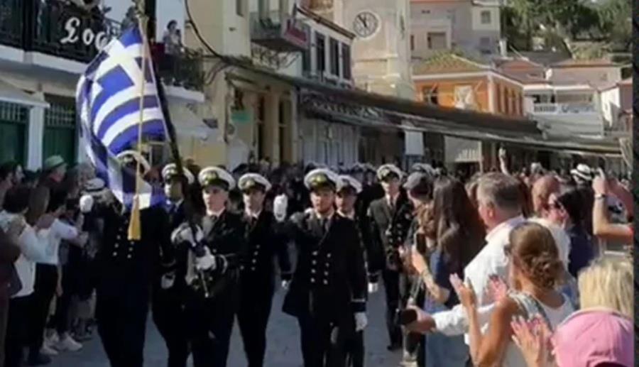 Με κανονιοβολισμούς και κωδωνοκρουσίες η παρέλαση στην Ύδρα Με κανονιοβολισμούς και κωδωνοκρουσίες η παρέλαση στην Ύδρα