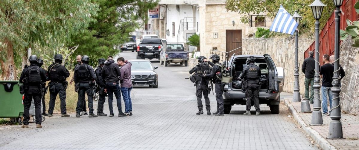 Τεταμένο το κλίμα μετά που ξαναφούντωσε η κρητική βεντέτα-Φόβοι για πόλεμο και στα νοσοκομεία, χωρίστηκαν οι συγγενείς (vids&pics)