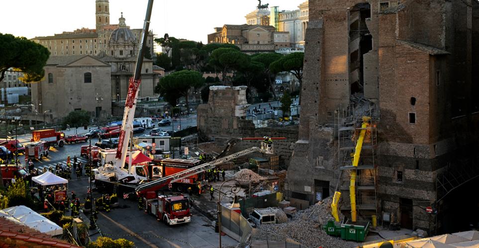 Αγώνας δρόμου για τον εγκλωβισμένο εργάτη μετά την κατάρρευση του πύργου κοντά στο Κολοσσαίο