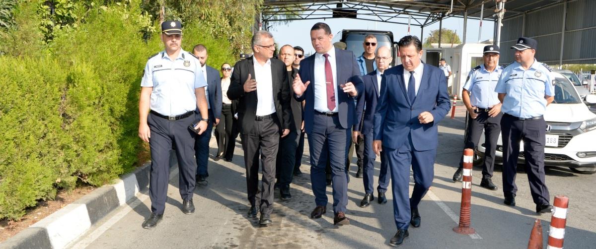 Πήγε να ελέγξει τις διελεύσεις στον οδόφραγμα Αγ. Δομετίου-Ανακοίνωσε εργασίες υποδομής από τον Δεκέμβρη