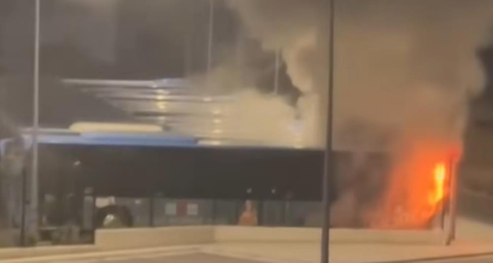 Πυρκαγιά σε λεωφορείο στην Πάφο, βρισκόταν σε χώρο στάθμευσης-Εκτεταμένες ζημιές στη μηχανή