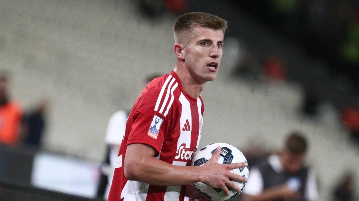 Ο Ολυμπιακός «έδεσε» τον Κοστίνια που υπέγραψε επέκταση συμβολαίου