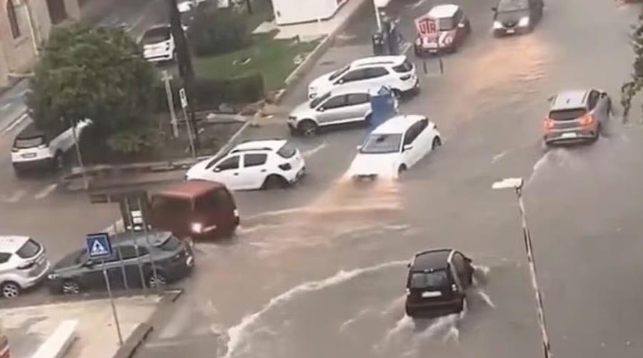 Εικόνες αποκάλυψης από τη σφοδρή κακοκαιρία σε Ιταλία και Ισπανία-Δρόμοι έγιναν ποτάμια, το νερό κάλυπτε τα οχήματα