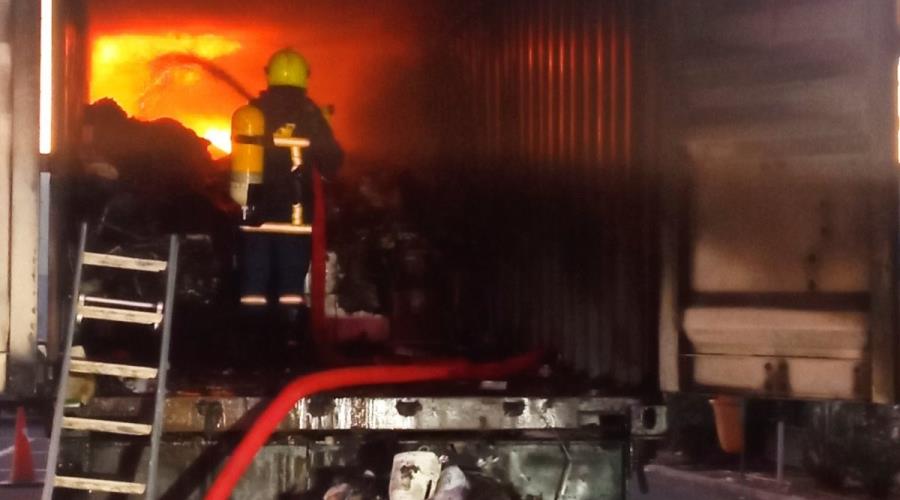 Παρανάλωμα του πυρός εμπορευματοκιβώτιο σε χώρο στάθμευσης πολυκαταστήματος-Εκτεταμένες ζημιές (pic)