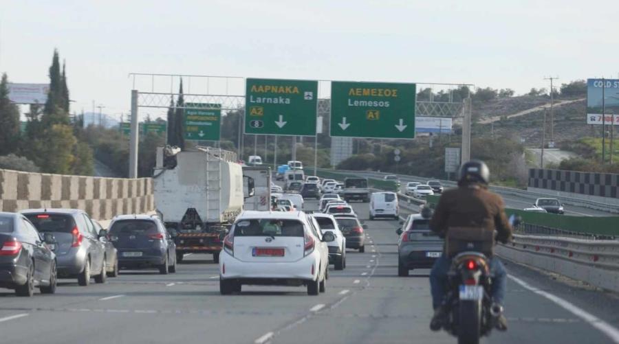 Κλειστή η μία λωρίδα κυκλοφορίας στον αυτοκινητόδρομο λόγω τροχαίου-Δύο τραυματίες