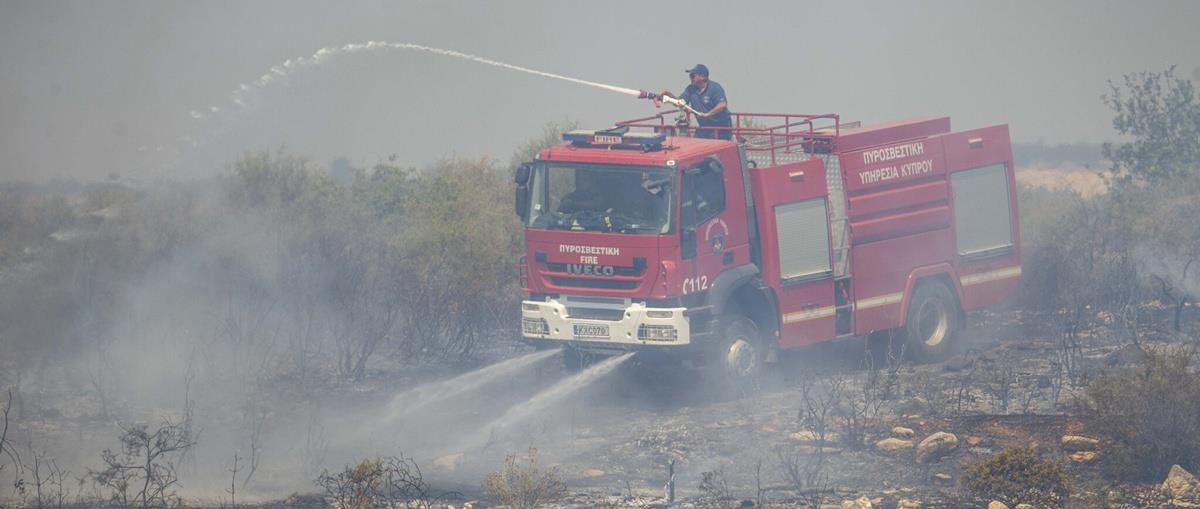 Πυρκαγιά σε αγροτική περιοχή μεταξύ κοινοτήτων στην Πάφο-Στη μάχη και τρία εναέρια μέσα