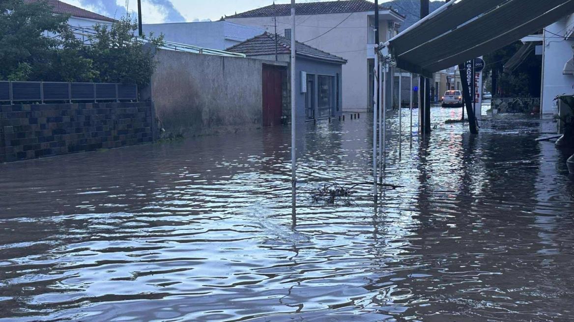 Προβλήματα από την κακοκαιρία στη Λέσβο-Πλημμύρισαν δρόμοι και σπίτια σε Καλλονή και Σκάλα, κλειστά τα σχολεία