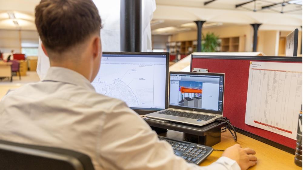 5321667146002813 office worker employee