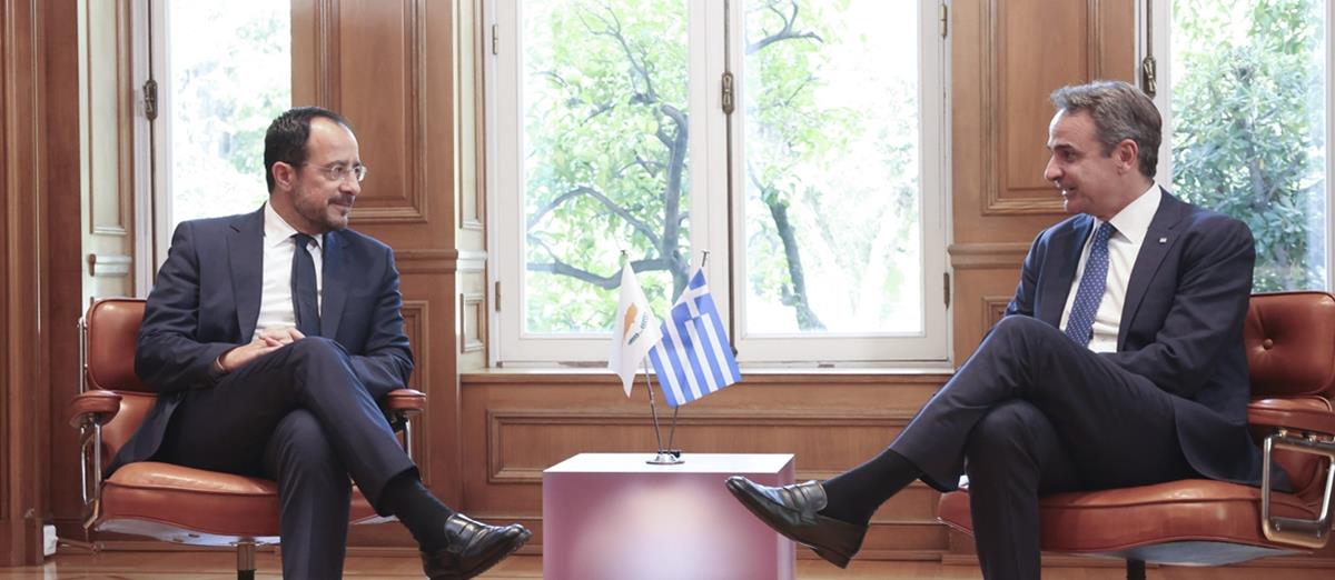 Σε εξέλιξη συνάντηση του Προέδρου με τον Μητσοτάκη στο Μέγαρο Μαξίμου