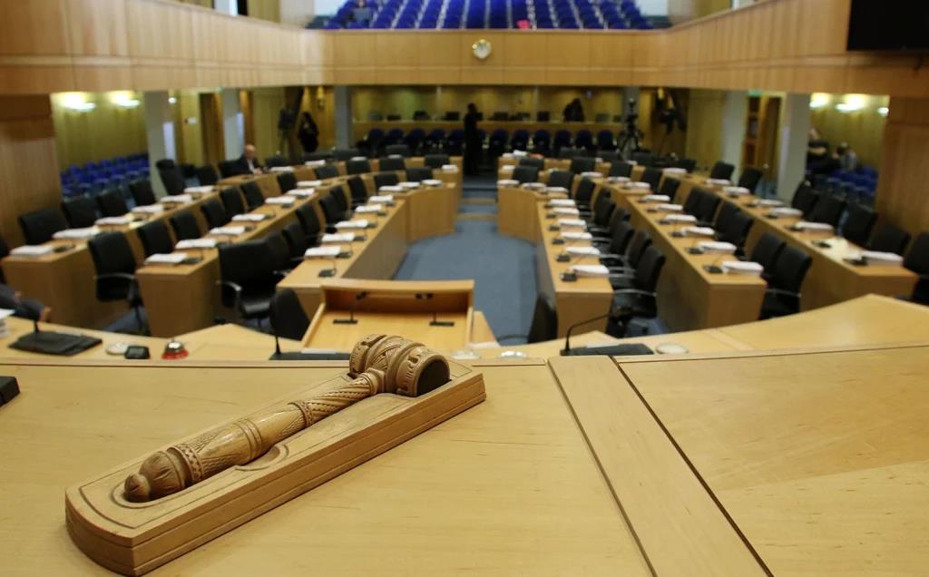 Φωνές για πρόταση νόμου που αλλάζει τους ορισμούς «γυναίκα» και «φύλο» σε νομοθεσία-«Βασίζεται σε θεμελιώδη παραπλάνηση»