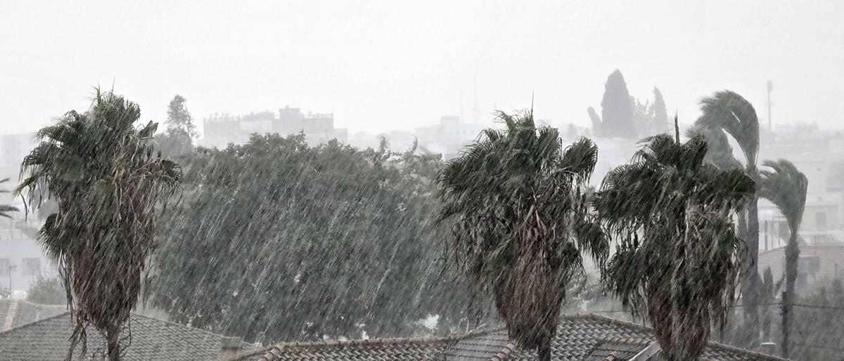 Αντλήσεις υδάτων από σπίτια, ακινητοποιημένα οχήματα και αποκοπή δέντρων λόγω της κακοκαιρίας-Εγκλωβίστηκε σε αυτοκίνητο παιδί ΑμεΑ