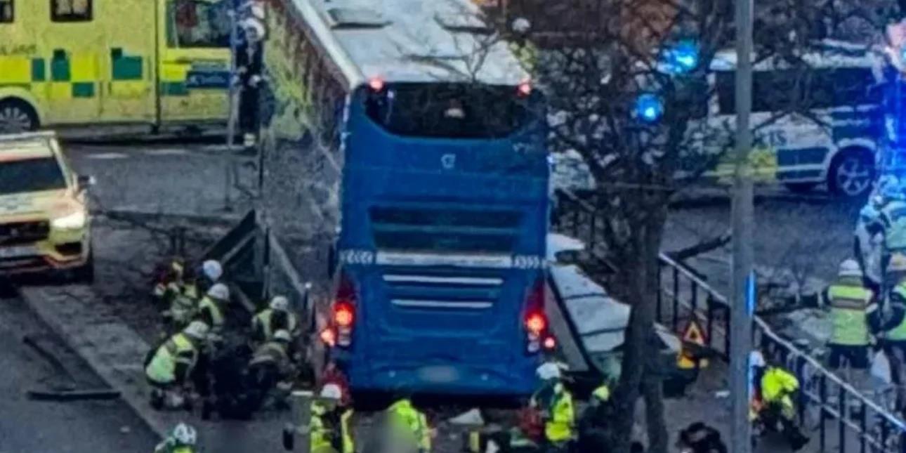 Αναφορές για τρεις νεκρούς στη Σουηδία όταν λεωφορείο έπεσε πάνω σε στάση-Οι περιγραφές των μαρτύρων (vids&pics)