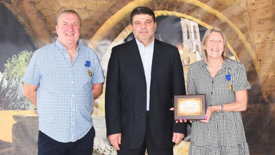 Ζεύγος από το Ηνωμένο Βασίλειο τιμήθηκε για τις 70 επισκέψεις του στην Αγία Νάπα