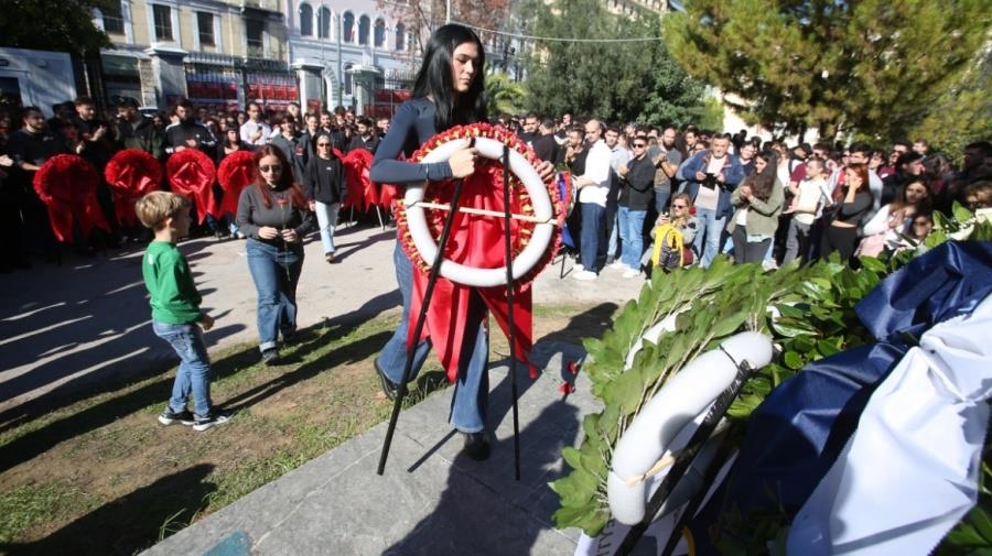 Άνοιξαν οι πύλες του Πολυτεχνείου για το κοινό-Στεφάνια και λουλούδια αφήνουν πολίτες για την επέτειο
