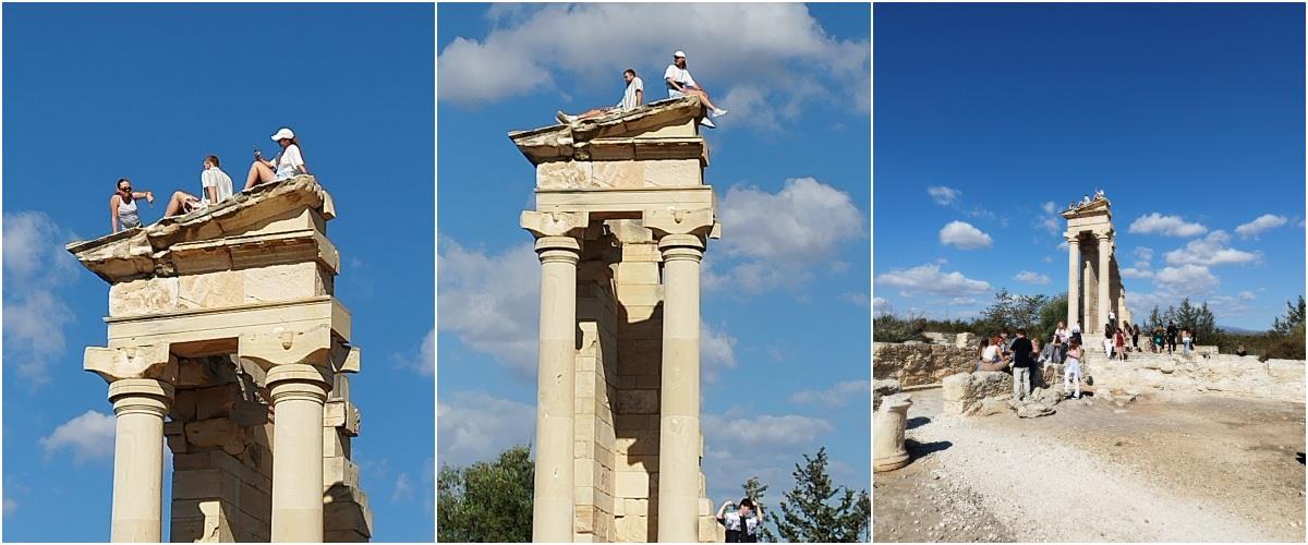 Τουρίστες ανέβηκαν για να ποζάρουν πάνω στο μνημείο του ιερού του Απόλλωνα Υλάτη στη Λεμεσό (pics)