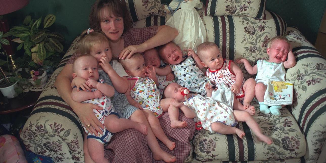 Έγραψαν ιστορία όταν γεννήθηκαν-Πώς είναι σήμερα τα πρώτα επτάδυμα που επιβίωσαν στη γέννα πριν από 28 χρόνια