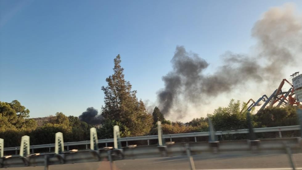 Προστατεύθηκαν υποστατικά γύρω από το φλεγόμενο εργοστάσιο στη Μονή-Την Τετάρτη οι τελικές κατασβέσεις