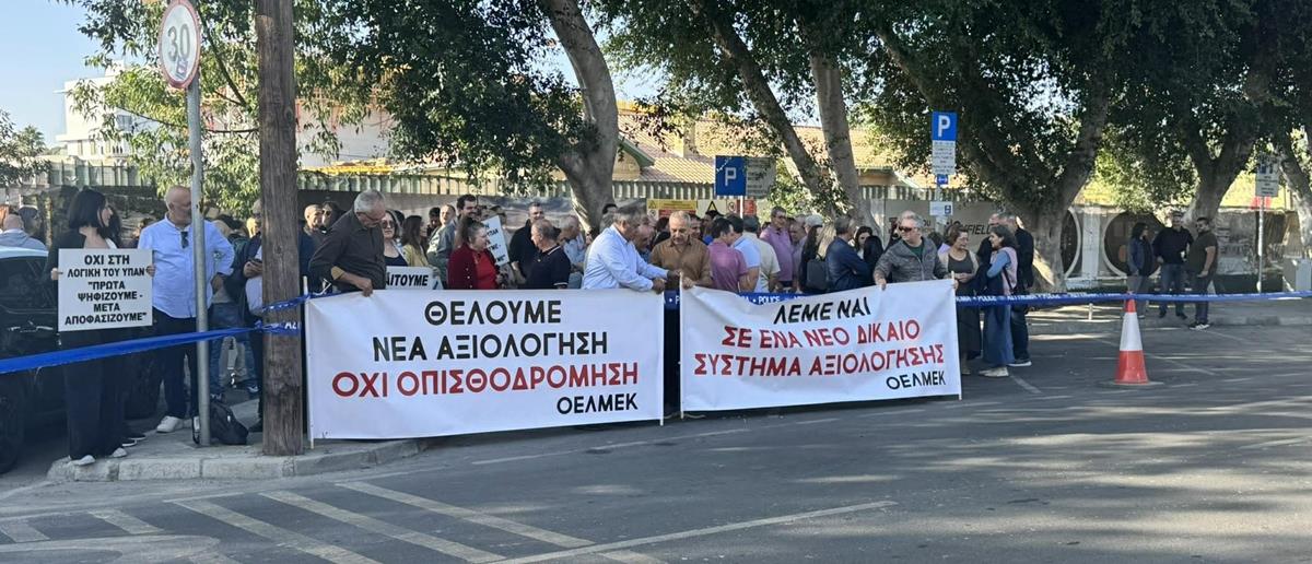 Σε εξέλιξη η απεργία των καθηγητών έξω από τη Βουλή-«Θέλουμε νέα αξιολόγηση όχι οπισθοδρόμηση» (pics)