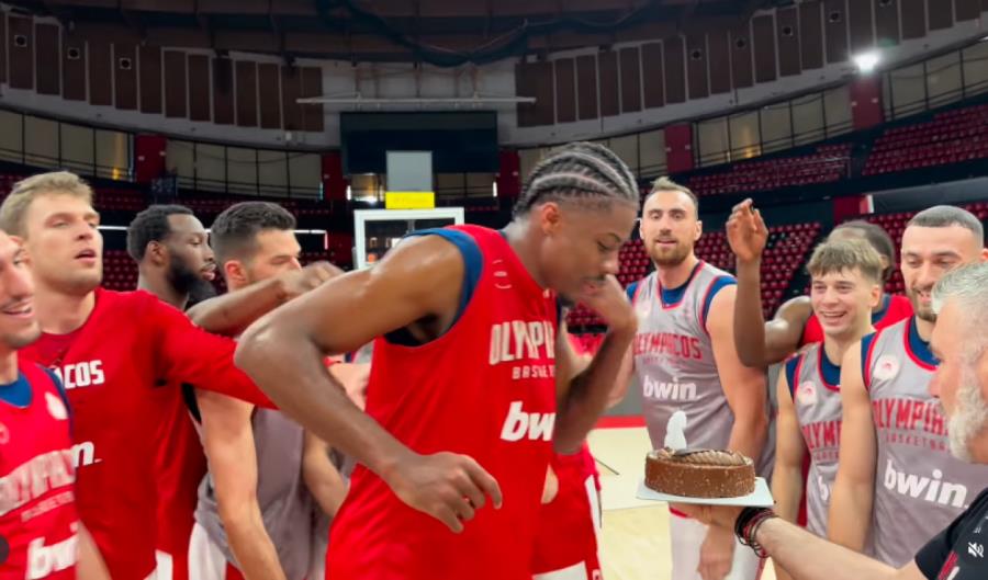 ΒΙΝΤΕΟ: Γενέθλια με τούρτα και... φατούρο στο ΣΕΦ για τον Κώστα Αντετοκούνμπο