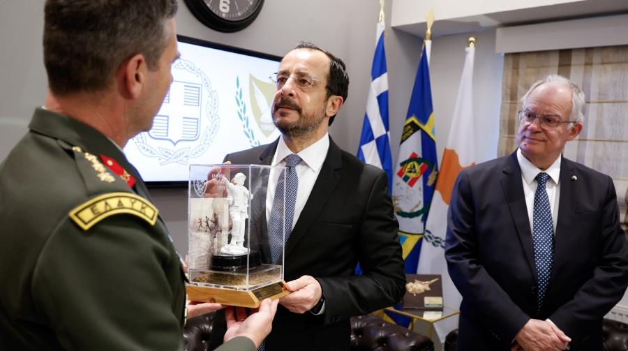 Η ΕΛΔΥΚ απένειμε τιμητική πλακέτα με συμβολισμούς για την ουσία του ελληνικού έθνους στον Προέδρο Χριστοδουλίδη