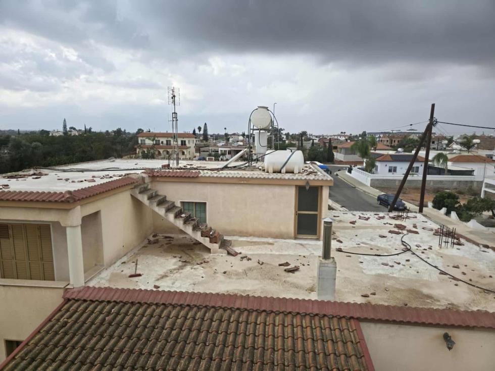 Ενημερώθηκε για τις ζημιές στο Αυγόρου μετά τον ανεμοστρόβιλο ο Ζαννέττου-Άρχισε η καταγραφή ζημιών