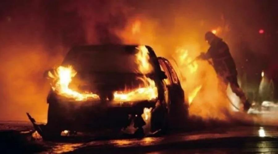 Σε συνεργάτη του Σταύρου Δημοσθένους ανήκουν δύο από τα οχήματα που παραδόθηκαν στις φλόγες-Κακόβουλη ενέργεια δείχνουν οι έρευνες