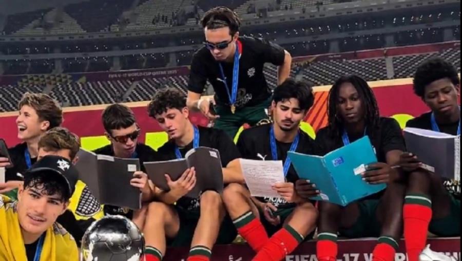 Η Κ17 της Πορτογαλίας κατέκτησε το Μουντιάλ και στο βάθρο έβγαλε τα... βιβλία του σχολείου