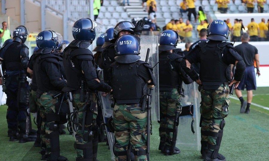 Ομάδα οπαδών έριχνε πυρσούς προς την Αστυνομία πριν το ντέρμπι στη Λεμεσό-Χειροπέδες σε ένα πρόσωπο