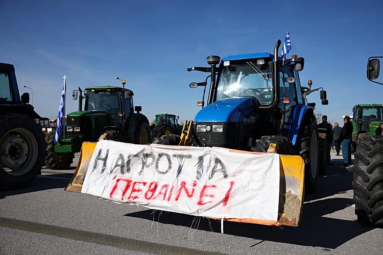 Κλιμακώνουν τις κινητοποιήσεις τους οι αγρότες στην Ελλάδα-Αυξάνονται τα μπλόκα