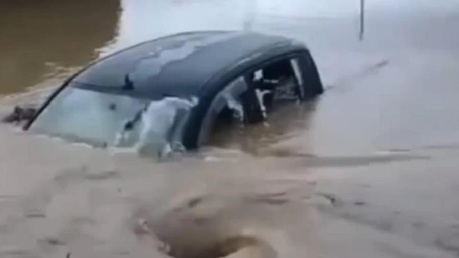 Συγκλονιστικές εικόνες στην Ελλάδα από τον Byron-Διέσωσε οικογένεια από πλημμυρισμένο δρόμο η ΕΜΑΚ