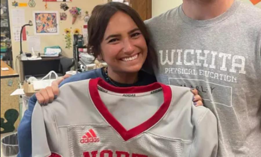 Βραβευμένη καθηγήτρια Καλλιτεχνικών στο Κάνσας ήρθε σε σεξουαλική επαφή με μαθητή της στο πίσω κάθισμα του αυτοκινήτου