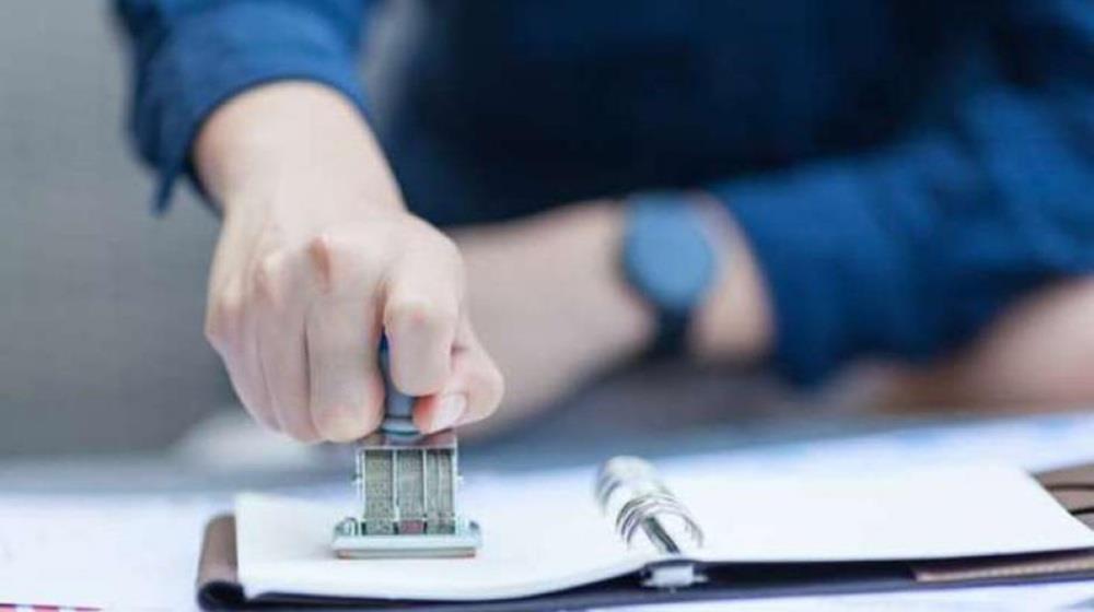 Φορολογική μεταρρύθμιση: Προχωρά στην κατάργηση του νόμου για τα χαρτόσημα η Βουλή