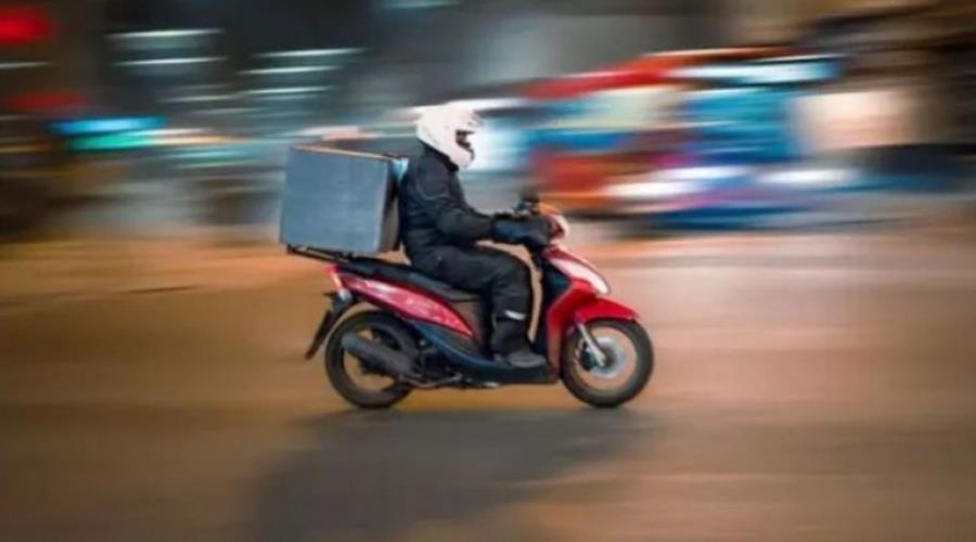 Κουκουλοφόροι με ξύλα επιτέθηκαν σε διανομέα φαγητού-Του έκλεψαν το κινητό και τα κλειδιά της μοτοσικλέτας