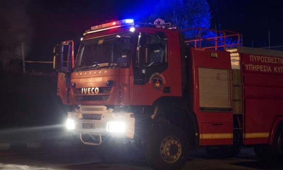 Στις φλόγες οχήματα σε περιφραγμένο χώρο στη Λεμεσό-Καταστράφηκαν ολοσχερώς