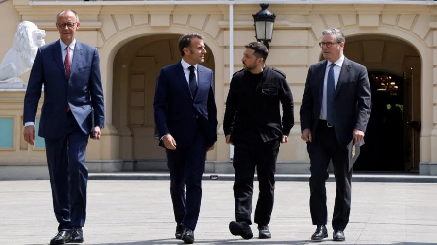 5344275906985521 macron starmer zelensky maketa